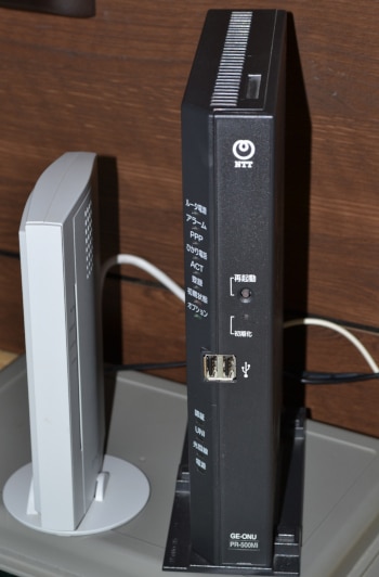 故障している、向かって右のモデムと、それに接続した無線ルーター
